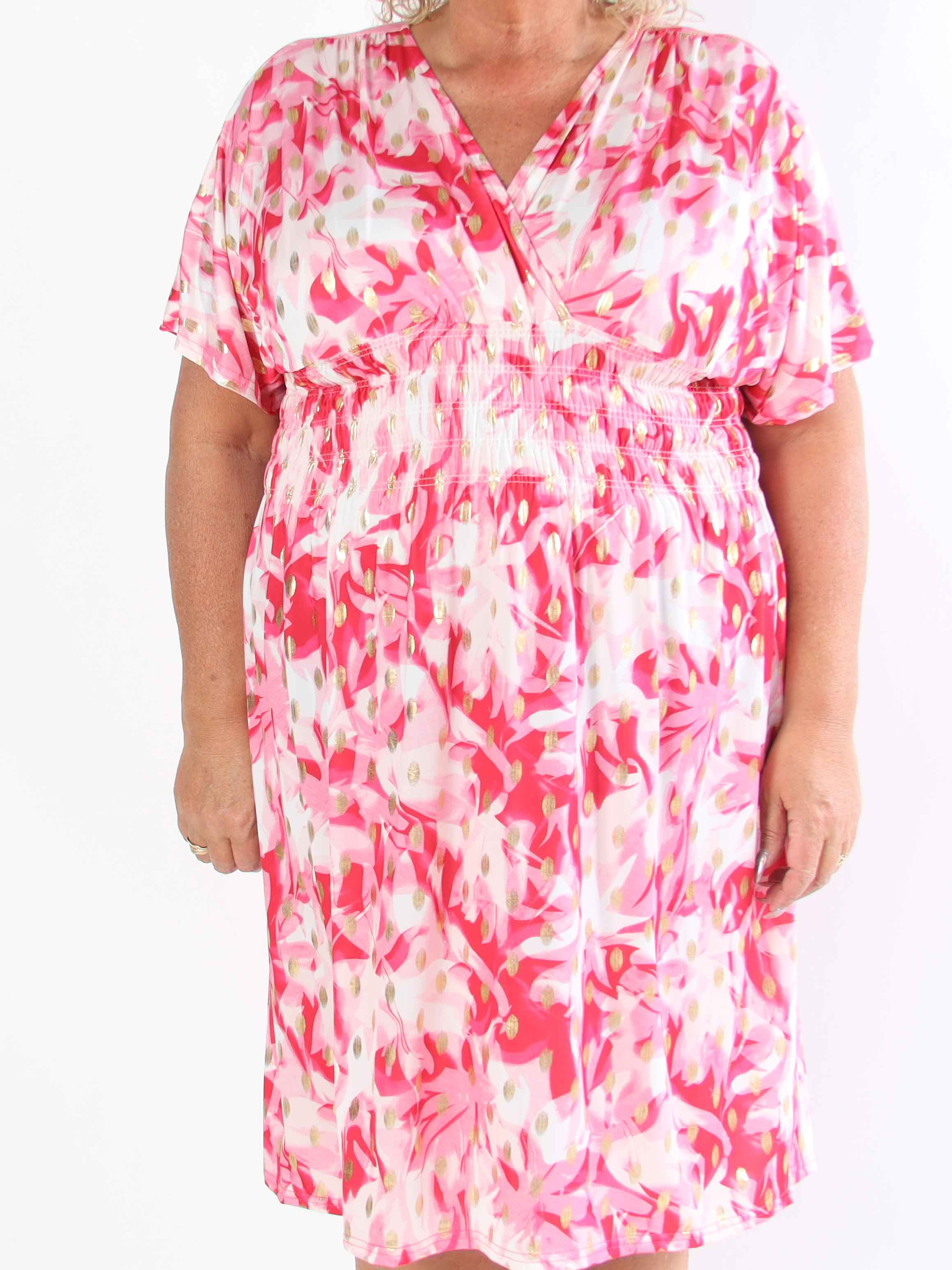 Pams Vacay Short - Mønstret elastisk plus size kjole med smock i taljen